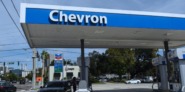 Trump insta a las petroleras a invertir 100.000 millones en Venezuela para controlar la industria | Internacional