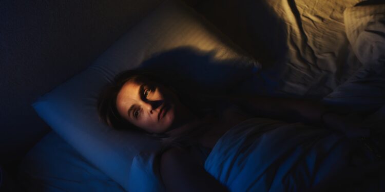 Dormir mal fuera de casa: el “efecto de la primera noche” abre la puerta a terapias para el insomnio | Salud y bienestar