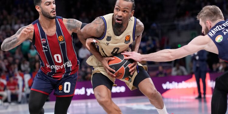 El Barcelona vuelve a ganar y frena el empuje del Baskonia en el Buesa Arena | Baloncesto | Deportes