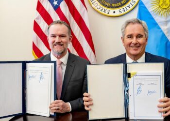Estados Unidos y Argentina firman un acuerdo de comercio e inversiones desigual