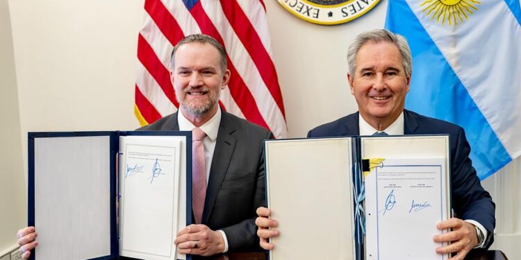 Estados Unidos y Argentina firman un acuerdo de comercio e inversiones desigual