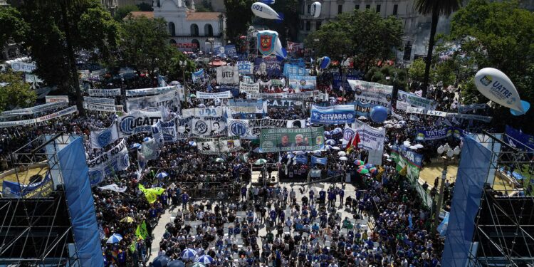 Los sindicatos argentinos protestan en las calles contra el proyecto de reforma laboral que impulsa Milei