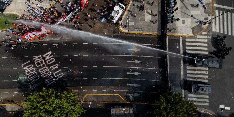 Los sindicatos paralizan Argentina con una huelga contra la reforma laboral de Milei