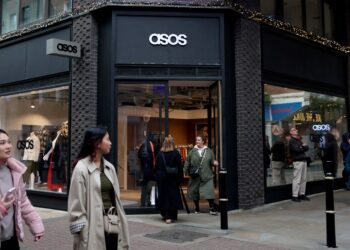 Asos planta cara a Shein y se dispara en Bolsa gracias al impulso de la ropa femenina | Empresas