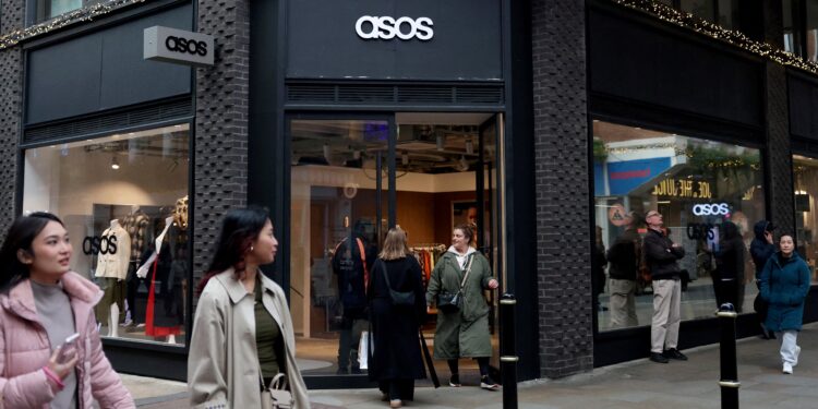 Asos planta cara a Shein y se dispara en Bolsa gracias al impulso de la ropa femenina | Empresas