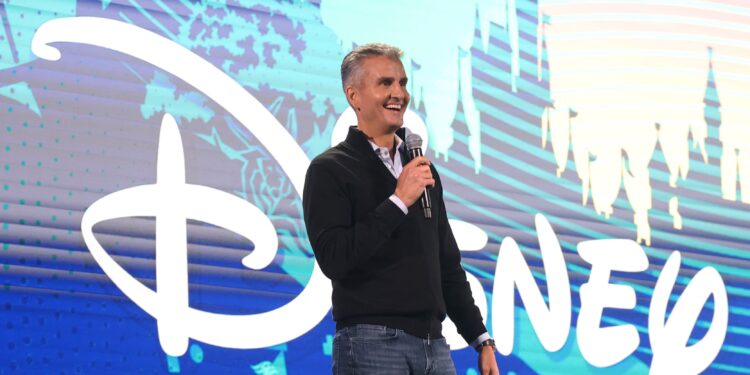 El nuevo CEO de Disney empieza con mal pie y ve caer dos operaciones milmillonarias en su primera semana en el puesto | Empresas