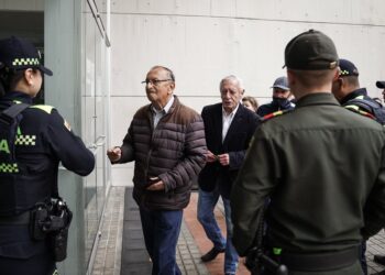 Ciudadanos ingresan a los puestos de votación tras la apertura de las mesas en Bogotá, este domingo.