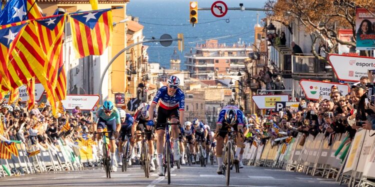 Godon y la ‘foto finish’ arrebatan la gloria a Evenepoel en la apertura de la Volta a Catalunya | Ciclismo | Deportes