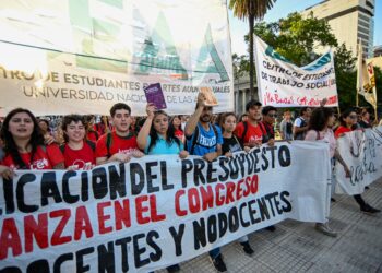 La justicia ordena a Milei aumentar los salarios universitarios y las becas estudiantiles