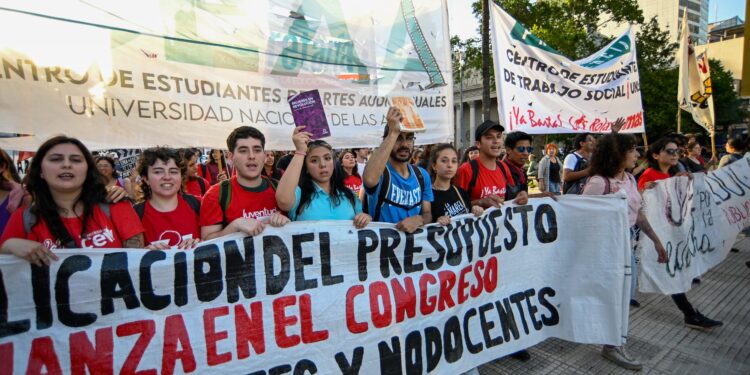 La justicia ordena a Milei aumentar los salarios universitarios y las becas estudiantiles