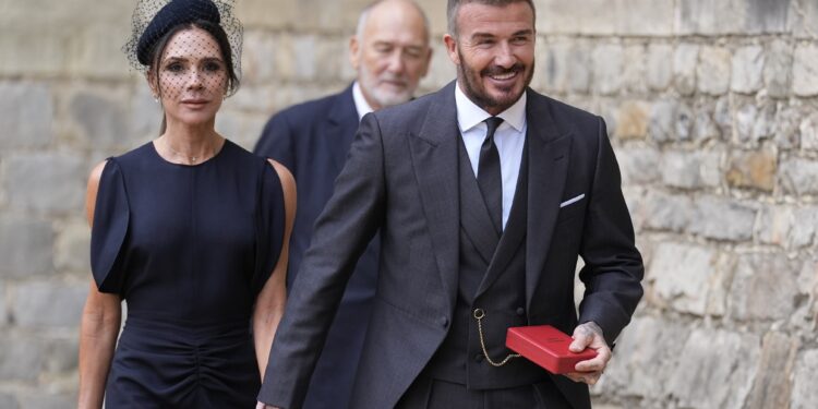 Los Beckham enfadan (otra vez) a los vecinos de su casa de Cotswolds, esta vez por querer instalar luces LED alrededor del lago de su finca | Gente