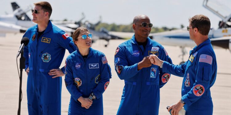 Los astronautas de la Artemis 2 llegan a la base de su lanzamiento a la Luna: “Si queremos ir lejos, tenemos que hacerlo juntos” | Ciencia