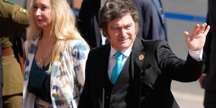 Milei llega a Madrid para participar de un foro de ultraderecha y reunirse con Abascal