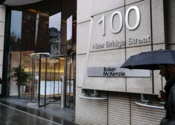 Nubarrones en los despachos de abogados: la IA ya sustituye algunos puestos | Negocios