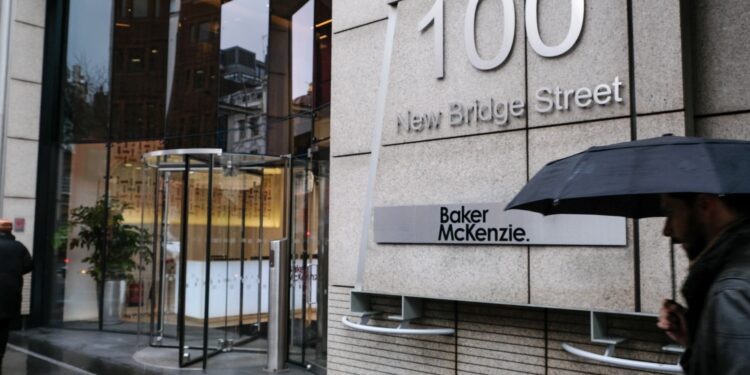 Nubarrones en los despachos de abogados: la IA ya sustituye algunos puestos | Negocios