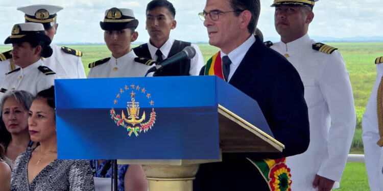 Paz decreta un “shock desregulatorio” para atraer inversiones para Bolivia