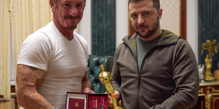 Sean Penn cambia los Oscar por una visita a Ucrania | Premios Oscar | Cine