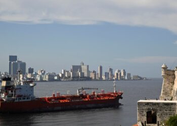 Un buque ruso cargado de combustible navega hacia Cuba pese al bloqueo de Estados Unidos