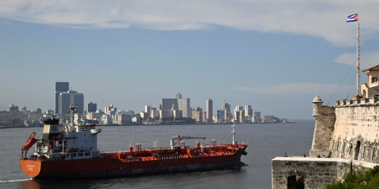 Un buque ruso cargado de combustible navega hacia Cuba pese al bloqueo de Estados Unidos