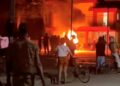 Un grupo de manifestantes ataca la sede del partido comunista en un pueblo de Cuba