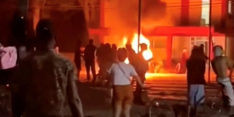 Un grupo de manifestantes ataca la sede del partido comunista en un pueblo de Cuba