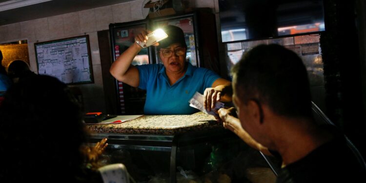 Venezuela activa un plan de ahorro de electricidad para revertir los apagones