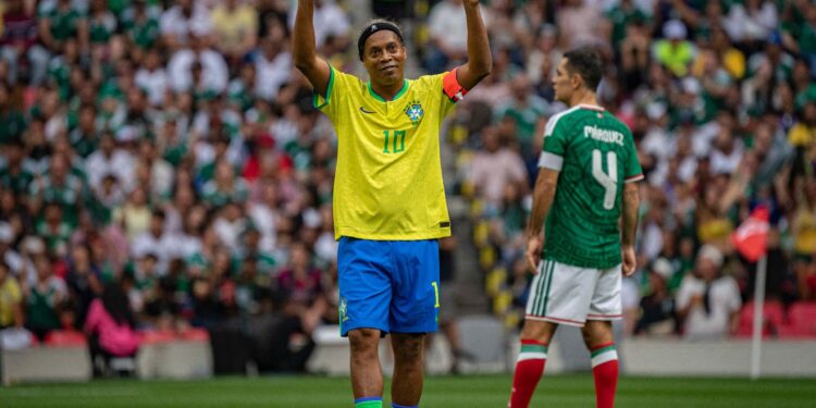 El mago Ronaldinho y los goles de Oribe Peralta deleitan al Estadio Azteca