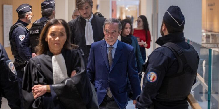 Francia condena a la cementera Lafarge y a su ex consejero delegado por financiar a grupos yihadistas como el ISIS | Internacional