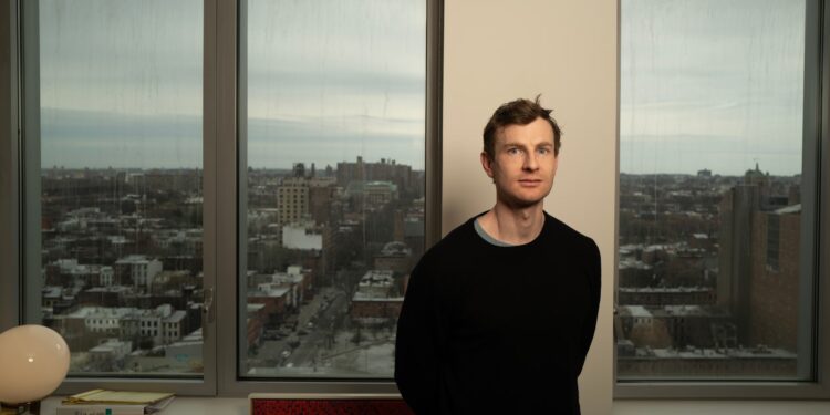 El novelista Hal Ebbott en su apartamento de Brooklyn, en Nueva York, el pasado marzo.