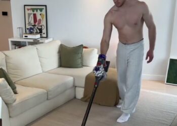 Los chicos guapos limpian sus casas (al menos, en TikTok) | EL PAÍS Semanal