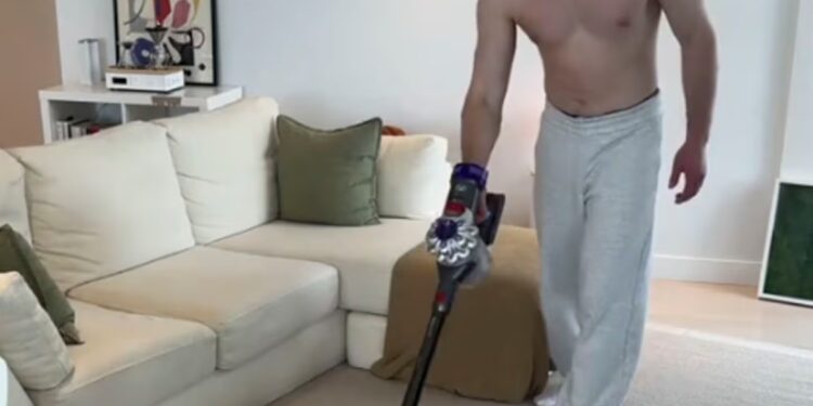 Los chicos guapos limpian sus casas (al menos, en TikTok) | EL PAÍS Semanal