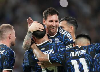 Messi se despide de los hinchas argentinos antes del Mundial con una goleada 5-0 ante Zambia