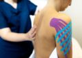 Mucho uso, poca ciencia: el ‘kinesiotaping’, las tiras de colores que alivian el dolor, no logra pruebas de su utilidad | Salud y bienestar