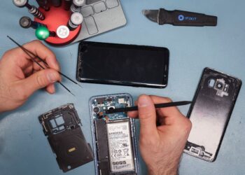 “Si no puedes reparar algo, significa que no es tuyo”: el movimiento que reivindica arreglar nuestros dispositivos antes de sustituirlos | EL PAÍS Semanal