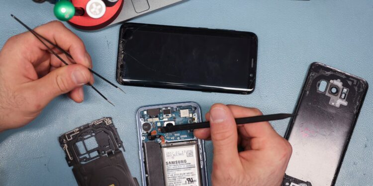 “Si no puedes reparar algo, significa que no es tuyo”: el movimiento que reivindica arreglar nuestros dispositivos antes de sustituirlos | EL PAÍS Semanal