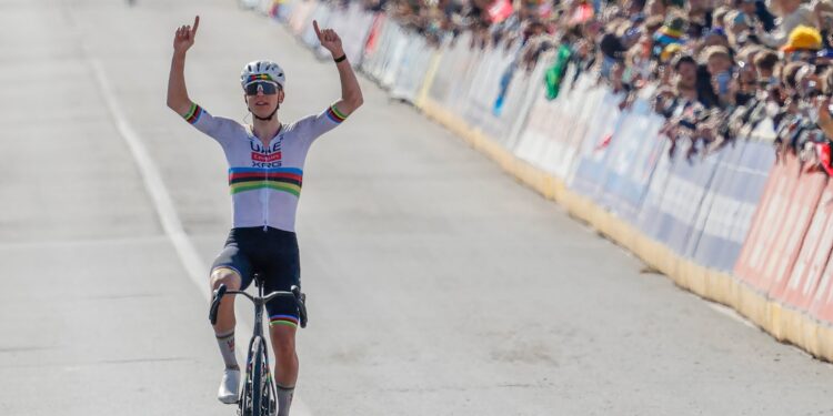 Tadej Pogacar consigue su tercer Tour de Flandes doblegando la resistencia de Mathieu van der Poel | Ciclismo | Deportes
