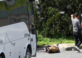 Un atacante muerto y otros dos heridos en un tiroteo junto al consulado de Israel en Estambul | Internacional
