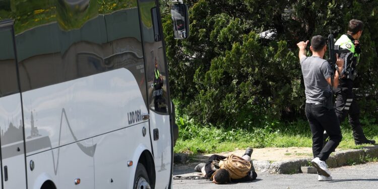 Un atacante muerto y otros dos heridos en un tiroteo junto al consulado de Israel en Estambul | Internacional