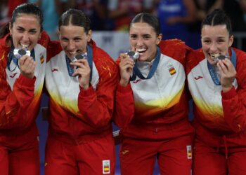 De izquierda a derecha, Vega Gimeno, Sandra Ygueravide, Juana Camilión y Gracia Alonso de Armiño, con la plata de los Juegos de París.