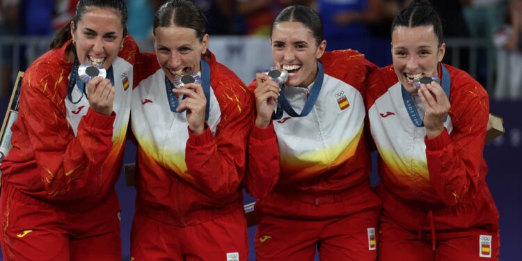De izquierda a derecha, Vega Gimeno, Sandra Ygueravide, Juana Camilión y Gracia Alonso de Armiño, con la plata de los Juegos de París.