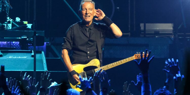 “Vivimos tiempos muy oscuros”: Bruce Springsteen carga con todo contra Trump en el concierto inaugural de su gira en Minneapolis | Cultura