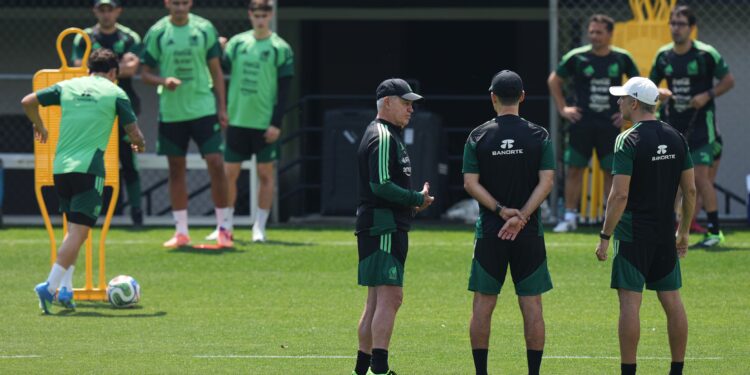 Aguirre presenta una lista preliminar de 55 futbolistas para el Mundial: fuera ‘Chucky’ Lozano y esperanza para 14 jugadores