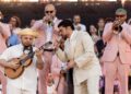 Bad Bunny, en otro momento del concierto, rodeado de su banda.