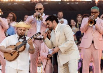 Bad Bunny, en otro momento del concierto, rodeado de su banda.