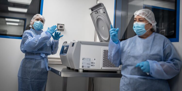 Recorrido por el laboratorio de la Secretaría Distrital de Salud, el 8 de abril de 2026, en Bogotá.