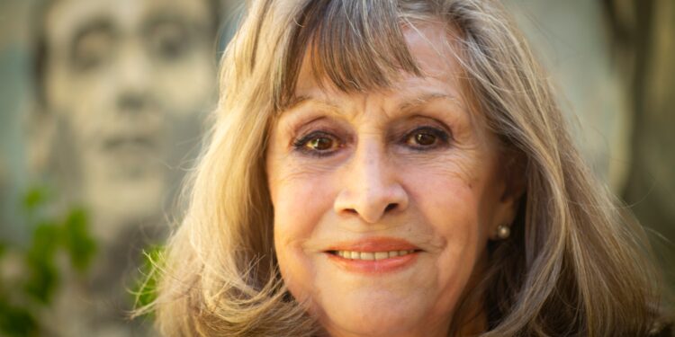 Cristina Rota, con Lorca de fondo, esta semana en el patio de su escuela de teatro en Madrid.
