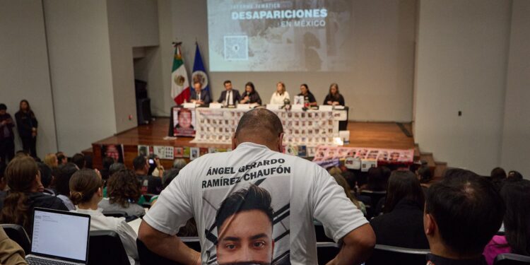 Familiar de una persona desaparecida en el informe de CIDH, Ciudad de México, este lunes.