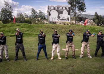 Estudiantes del curso intensivo de escoltad, en la academia de seguridad privada S.W.A.T. Bodyguards, en Facatativa, el 6 de mayo de 2026.