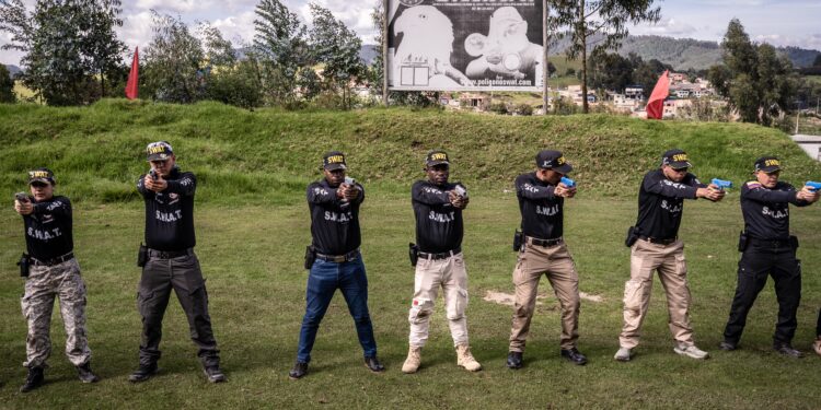 Estudiantes del curso intensivo de escoltad, en la academia de seguridad privada S.W.A.T. Bodyguards, en Facatativa, el 6 de mayo de 2026.