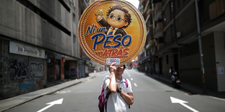 Manifestante en Medellín, este viernes.